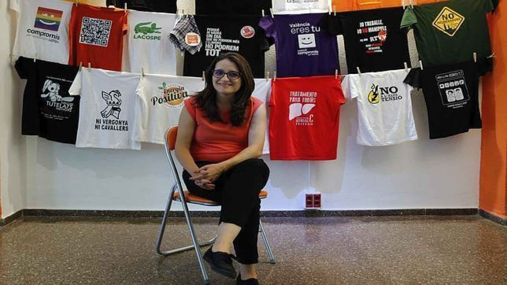 Mónica Oltra posando con algunas de sus camisetas reivindicativas, en una imagen de archivo.