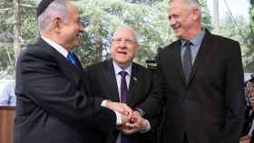 Netanyahu y Gantz sellan su acuerdo ante la mirada del presidente israelí Rivlin