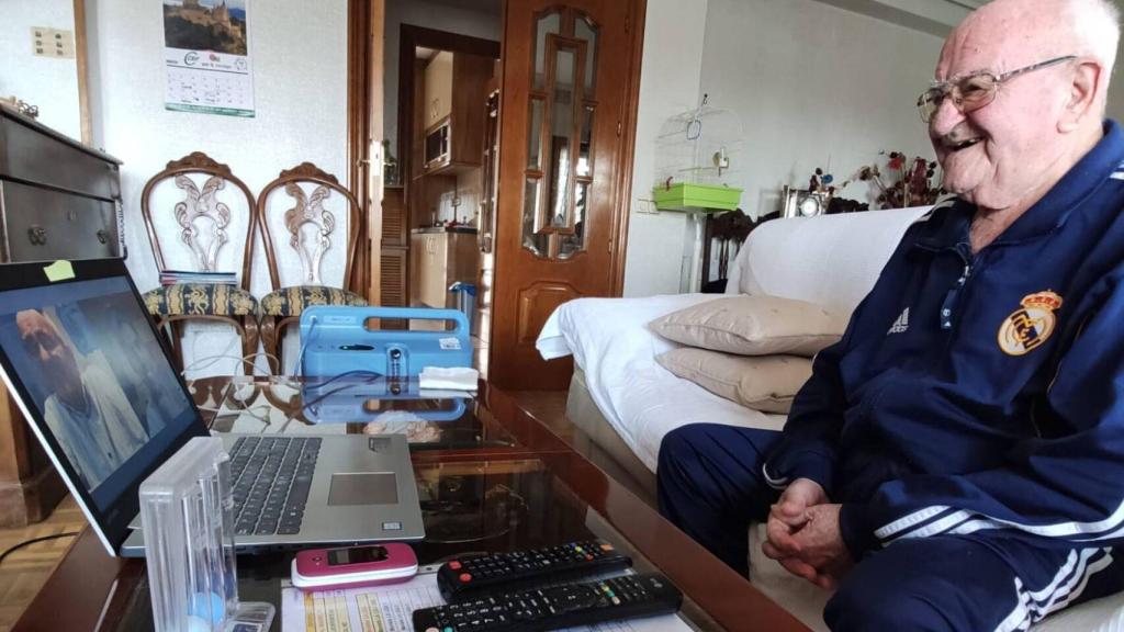 Un anciano habla a través de la aplicación ConectYayos.