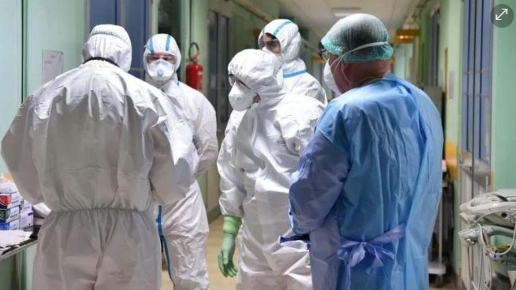 Un grupo de enfermeros en un hospital, a quienes se les pueden facilitar los medios de protección.
