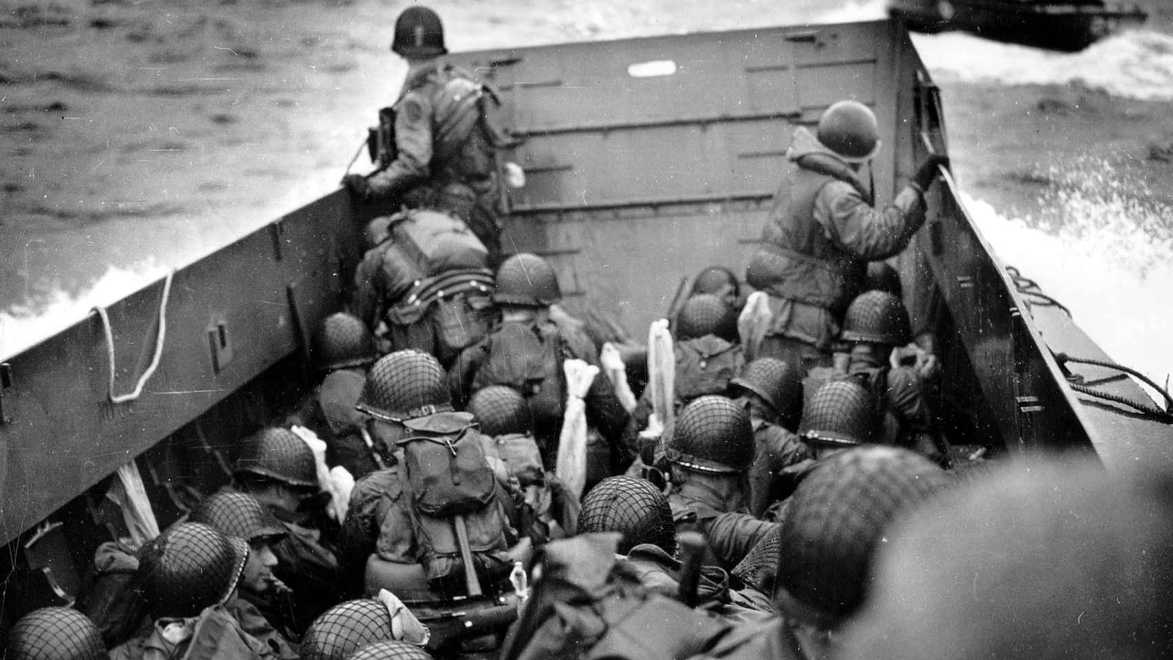 Soldados estadounidenses a bordo de una lancha de desembarco mientras se aproximan a la playa Omaha.
