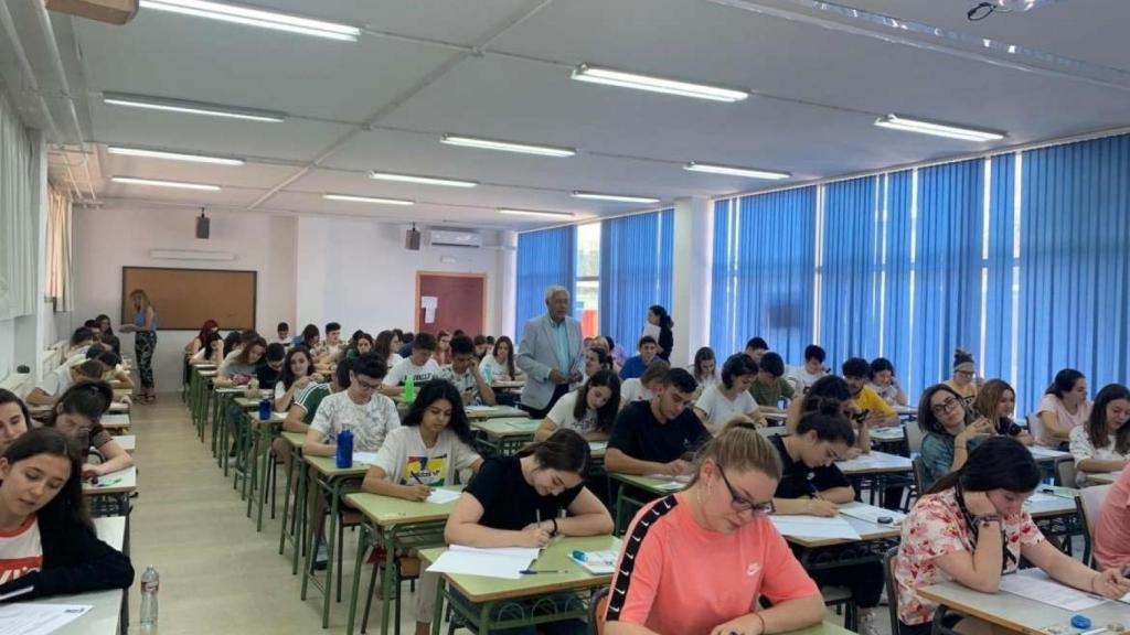 Alumnos extremeños realizando la Selectividad.