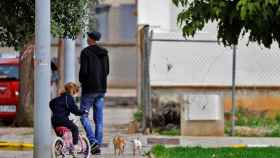 Un padre pasea con su hija por una calle de Madrid