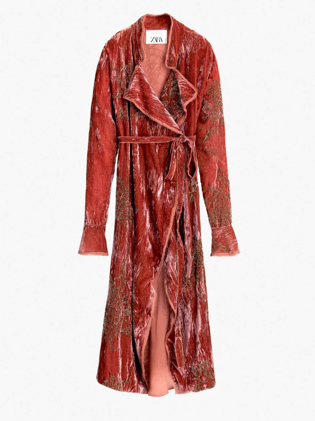 Zara ha conseguido agotar en tiempo récord su original kimono en terciopelo rojo.