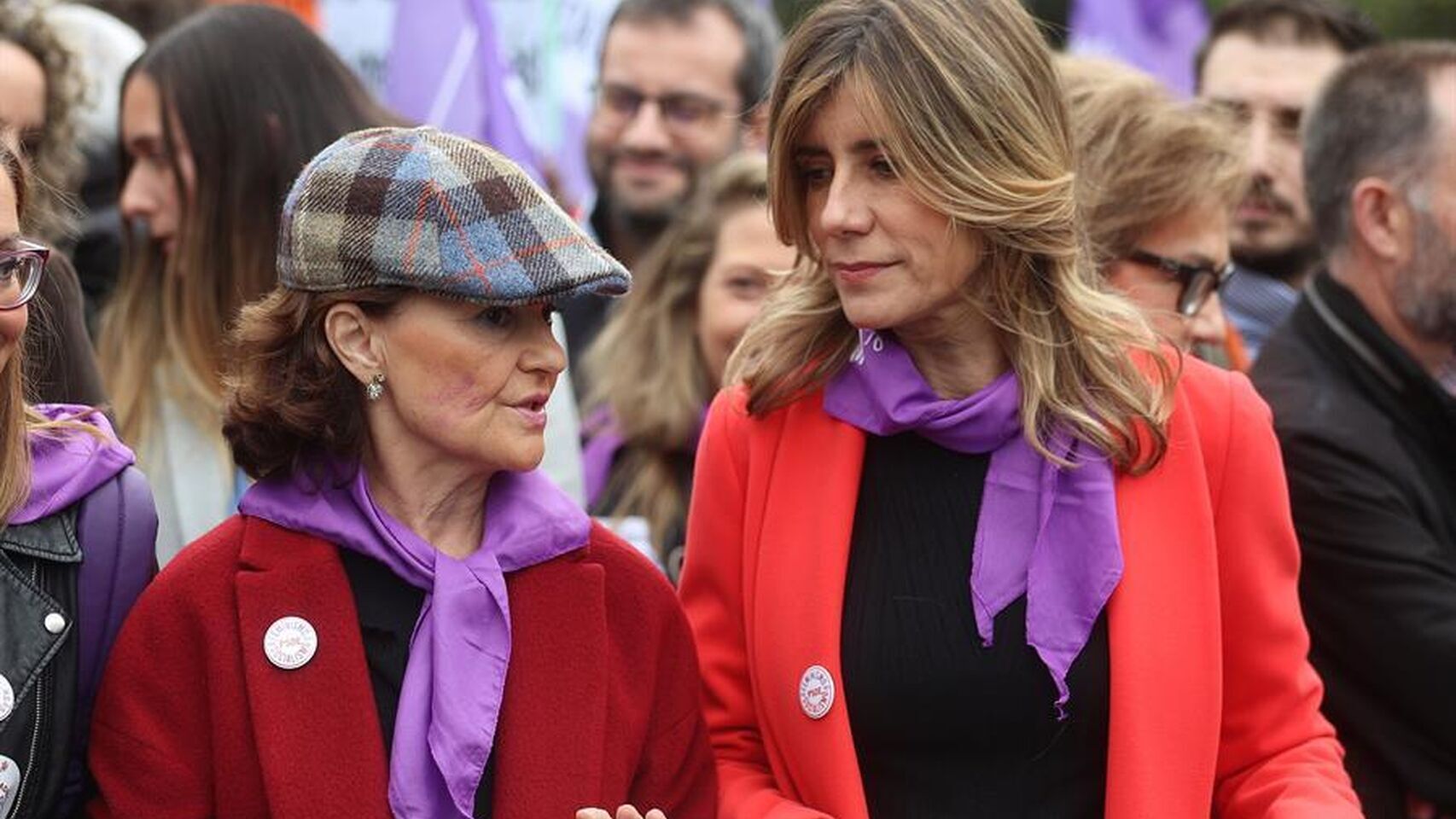 Carmen Calvo y la esposa del presidente del Gobierno, en la manifestación del 8M./