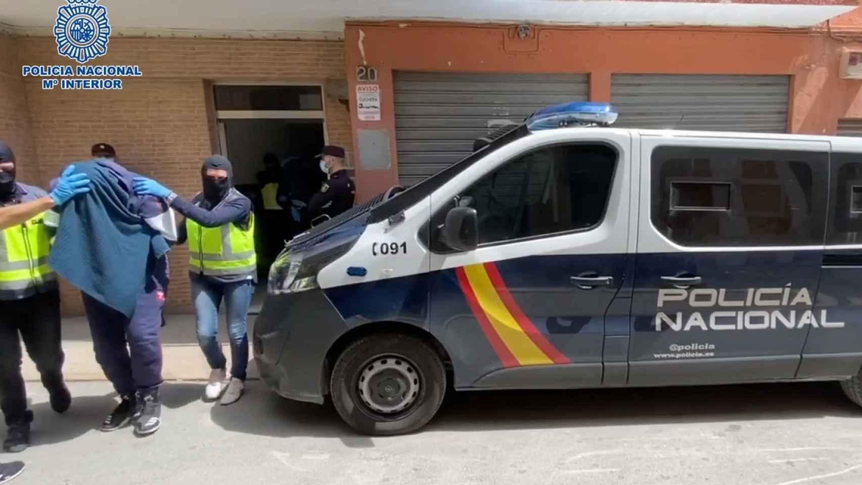 Miembros de la Policía Nacional detienen este martes en Almería a uno de los Foreign Terrorist Fighters de Daesh más buscados de Europa.