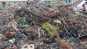 Una montaña de residuos de cables plásticos