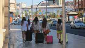 Turistas con maletas en una estación de Málaga.