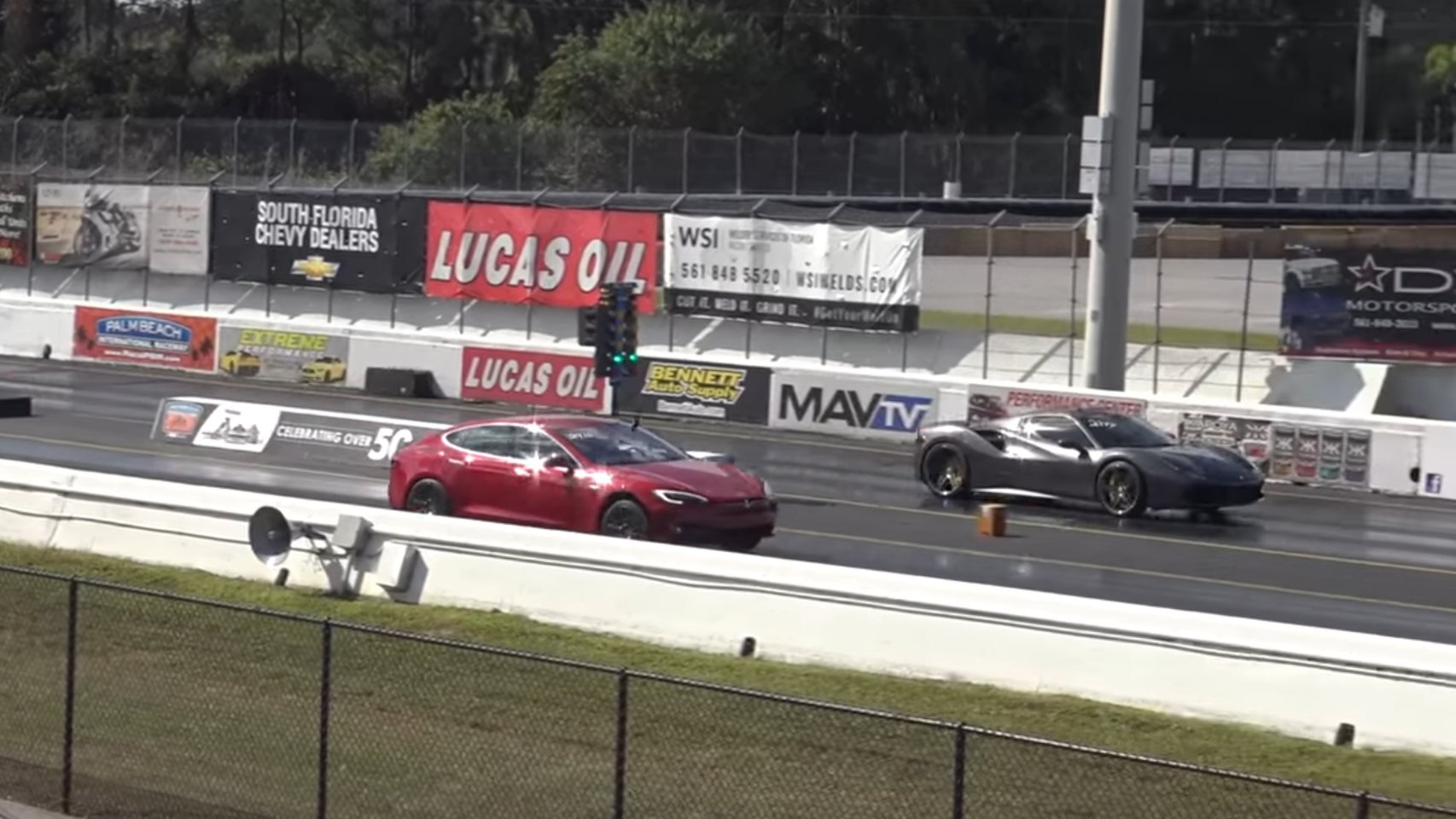 Un Tesla Model S se enfrenta a un Ferrari 488 GTB en pista