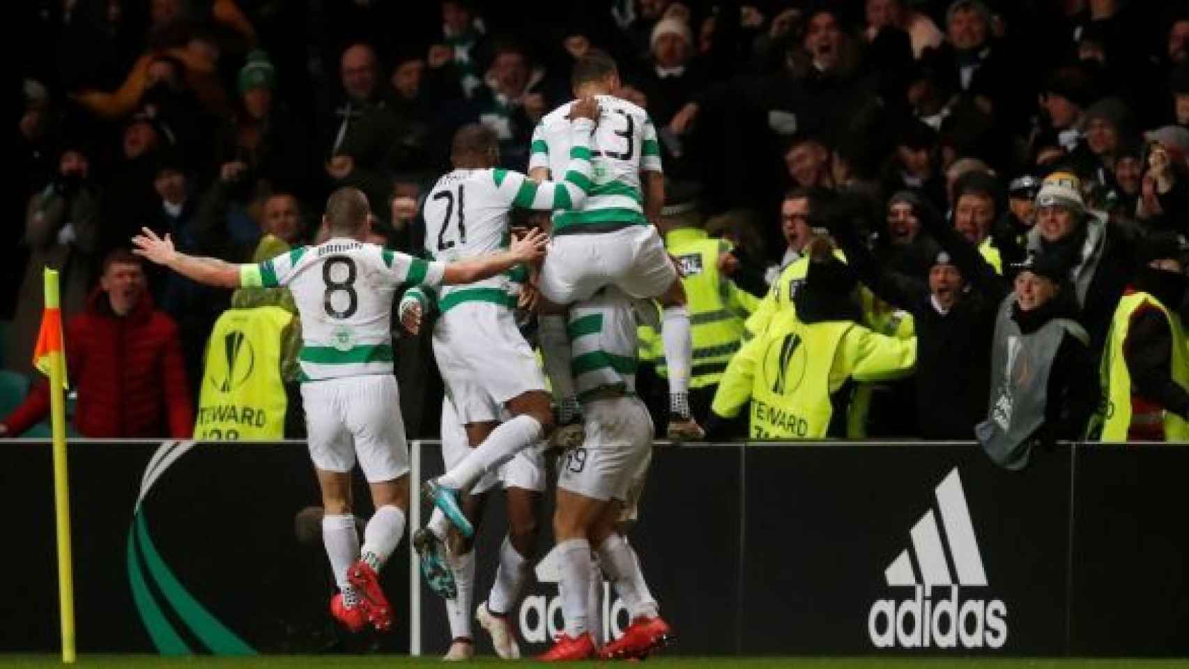 Los jugadores del Celtic celebran un gol