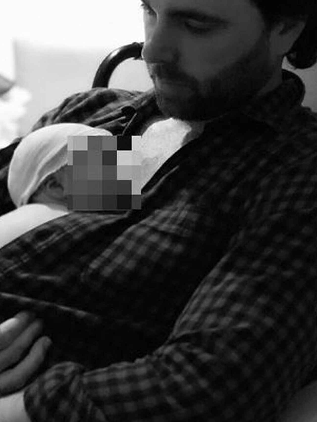 Javier Ungría posando junto a su hija recién nacida.