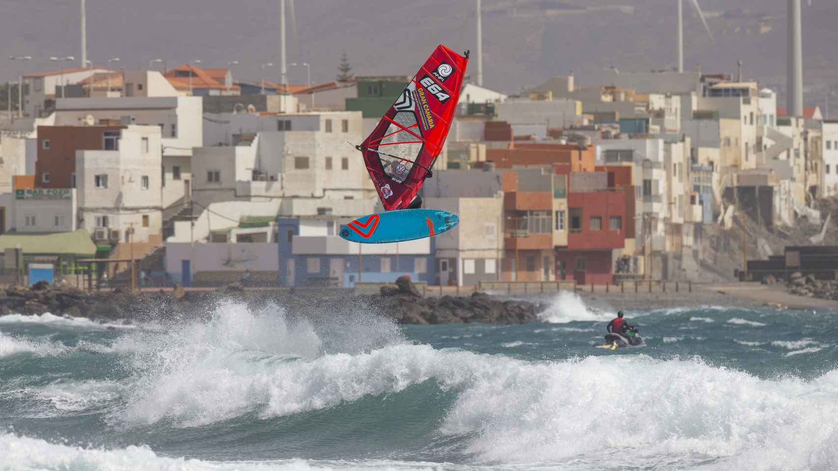 Daida Moreno, cogiendo una ola con su tabla de windsurf