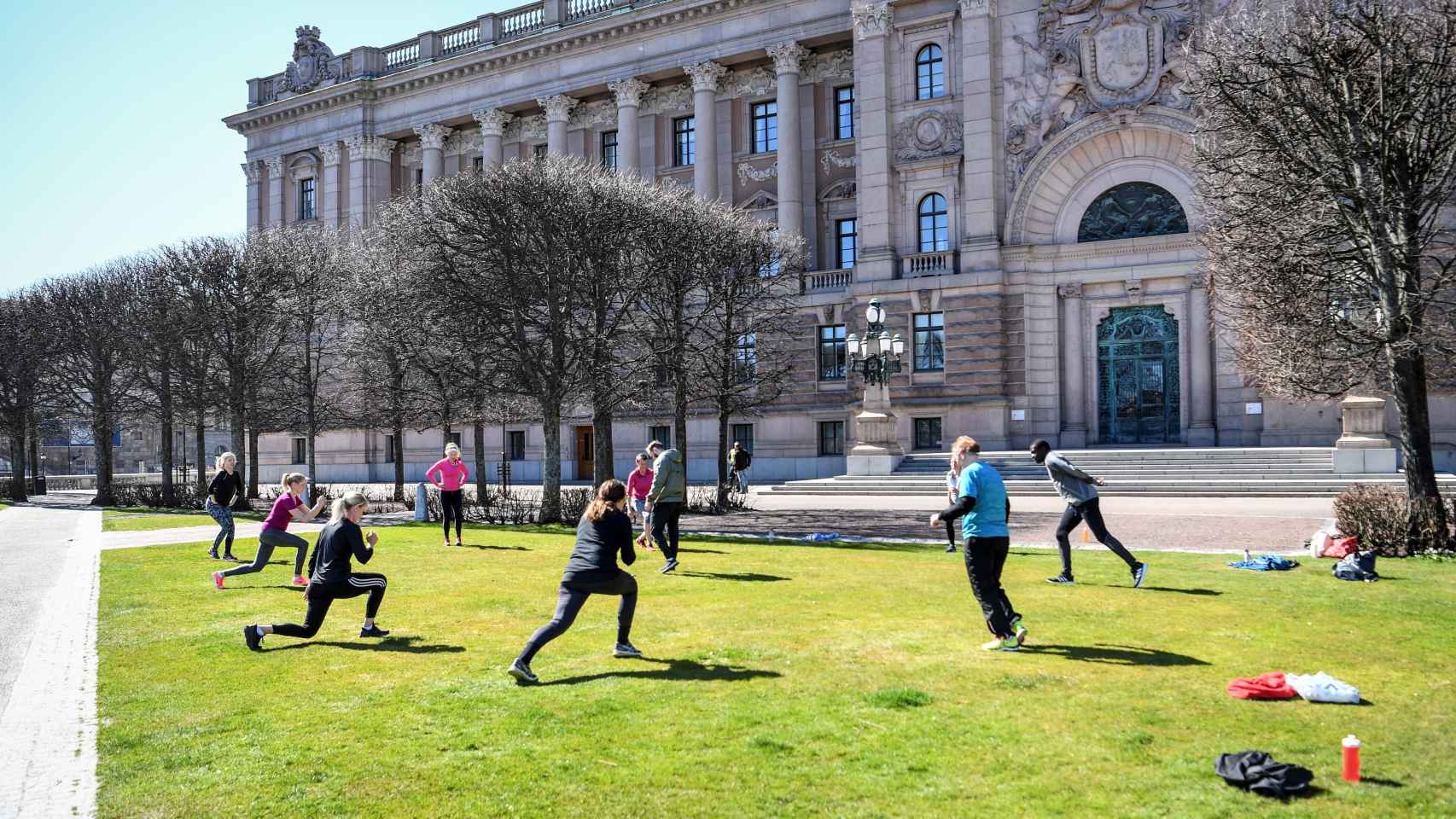 Un grupo de personas hace ejercicio en un parque de Estocolmo.