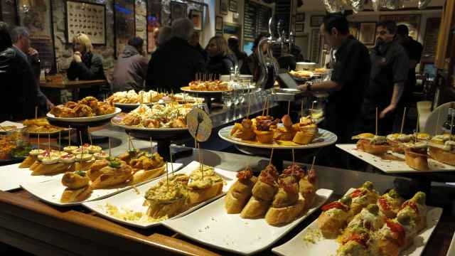 Una barra llena de platos con pintxos en San Sebastián.