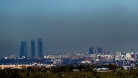 Una foto de archivo muestra una vista de Madrid cubiertas por la 'boina' de contaminación.