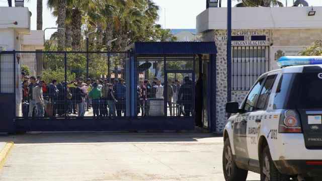 Vista de la entrada del Centro de Estancia Temporal de Inmigrantes (CETI) en Melilla.