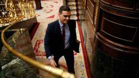 Pedro Sánchez, presidente del Gobierno, abandona el hemiciclo tras el debate de la tercera prórroga del estado de alarma.