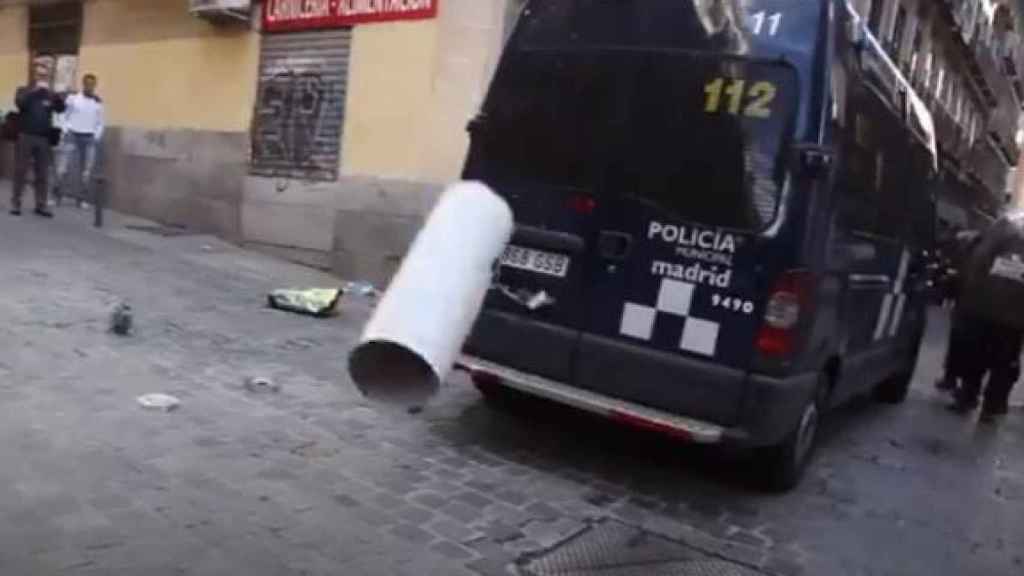 Lanzamiento de objetos contra la Policía en el desahucio en Lavapiés./