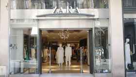 La entrada de una tienda comercial de Zara.