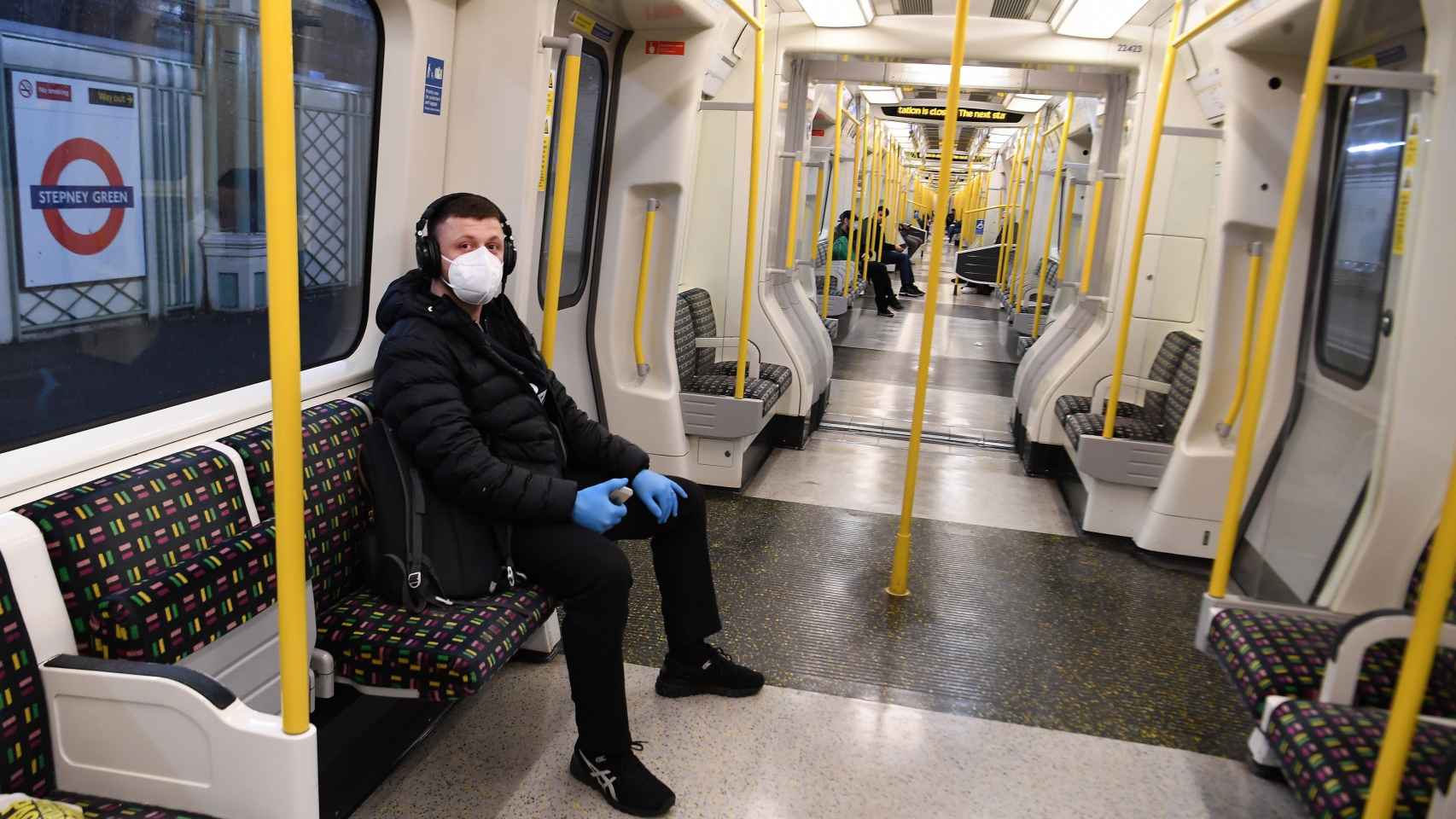 Un vagón del metro de Londres prácticamente vacío