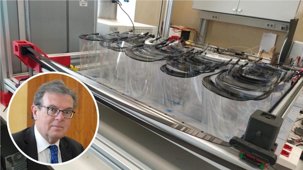 El rector de la Universidad de Castilla La-Mancha, Miguel Ángel Collado, y las instalaciones donde se fabrica material de protección sanitario.