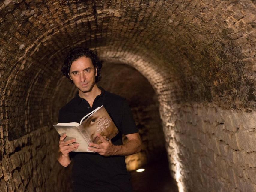 El autor, Andrés Pascual, en uno de los viejos calados riojanos.