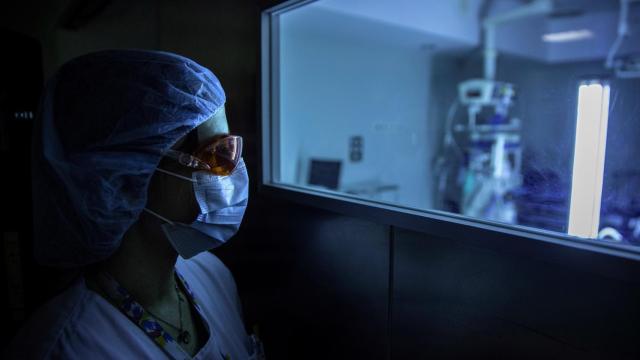 Una profesional sanitaria en el Hospital Universitario de Fuenlabrada.