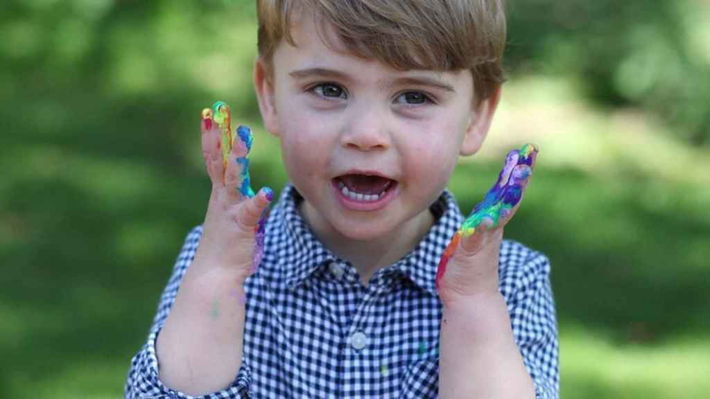 El príncipe Louis de Inglaterra en una de las fotografías con motivo de su segundo cumpleaños.