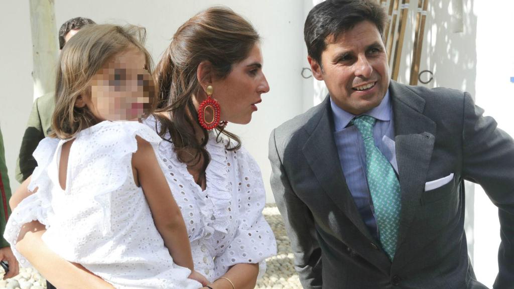 Lourdes Montes y Fran Rivera con su hija mayor en común, Carmen.