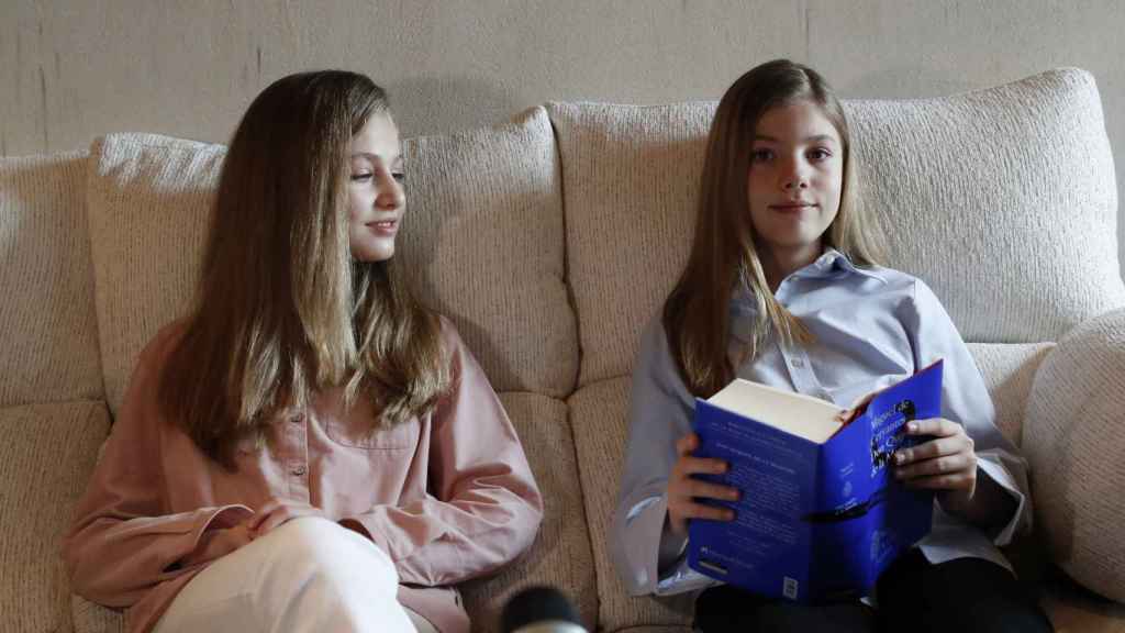 Las infantas Leonor y Sofía leyendo 'El Quijote'.