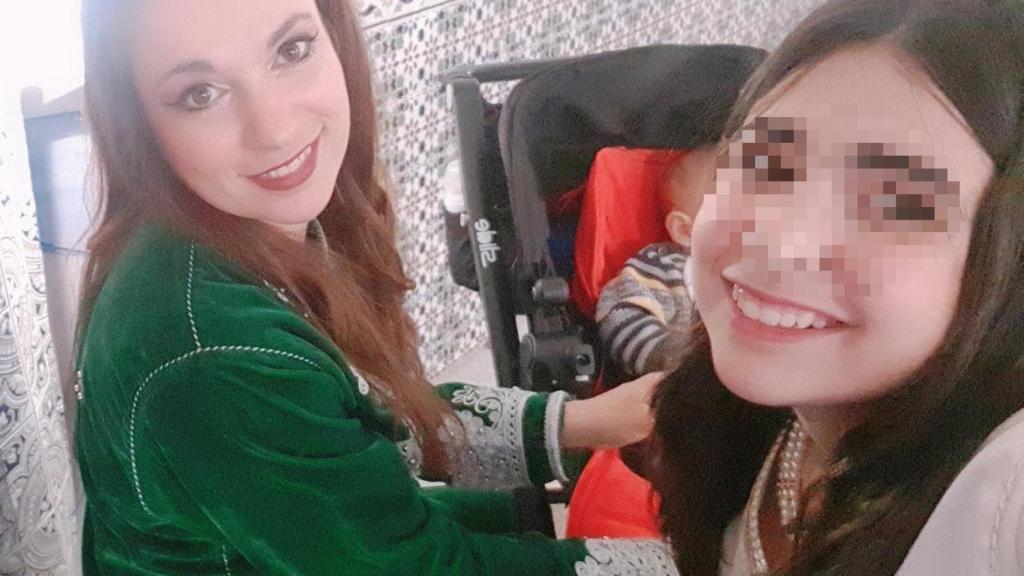 Cristina, posando sonriente junto a su hija mayor, Lydia, de 14 años.