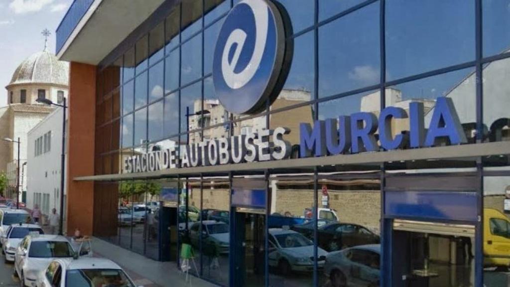 Fachada de la estación de autobús de Murcia donde supuestamente los dos menores fueron vistos este miércoles.