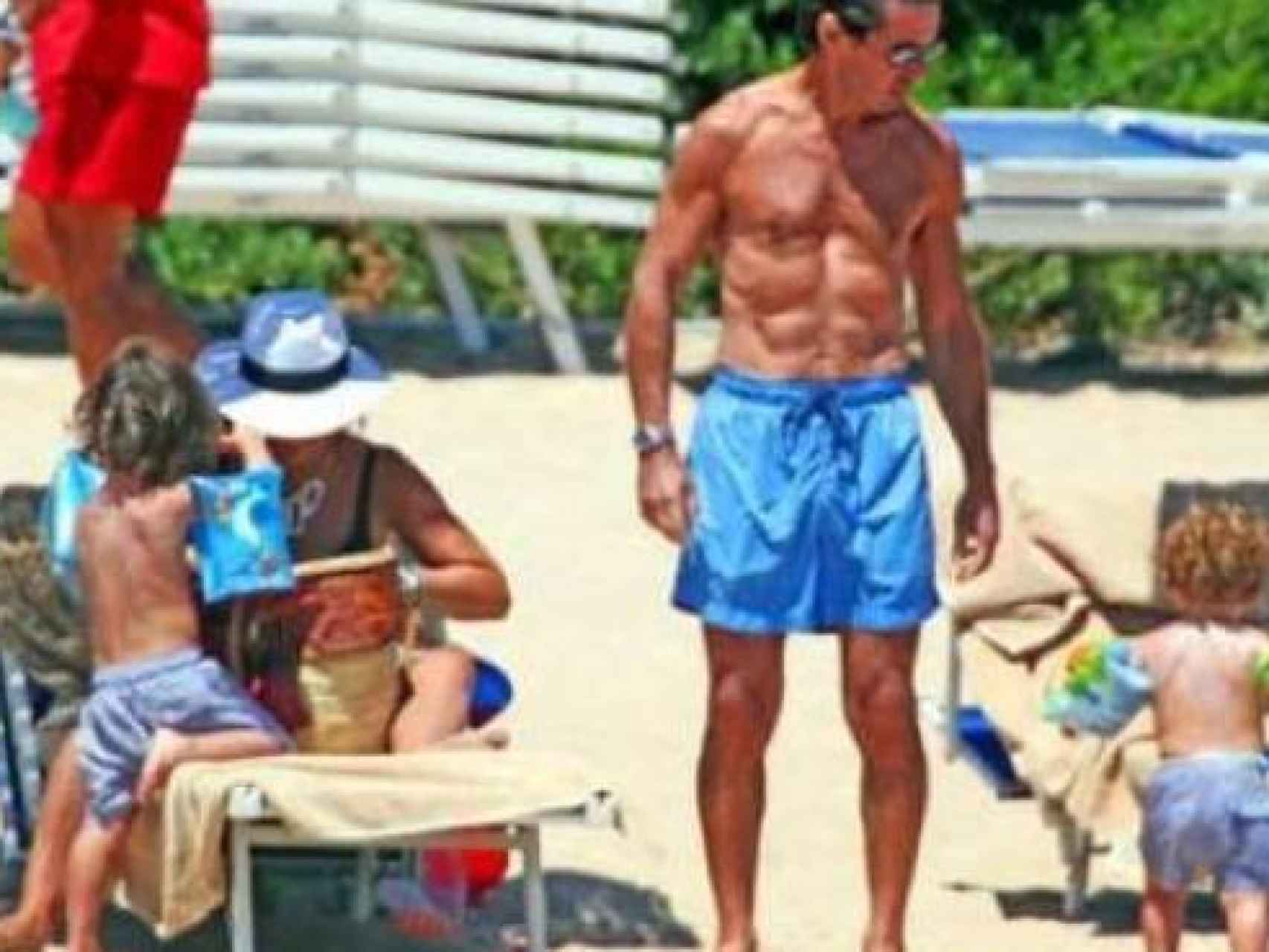 José María Aznar luce abdominales en la playa.