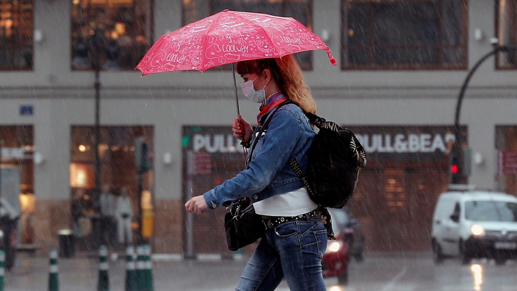 Una mujer se protege con un paraguas de la lluvia durante el estado de alarma.