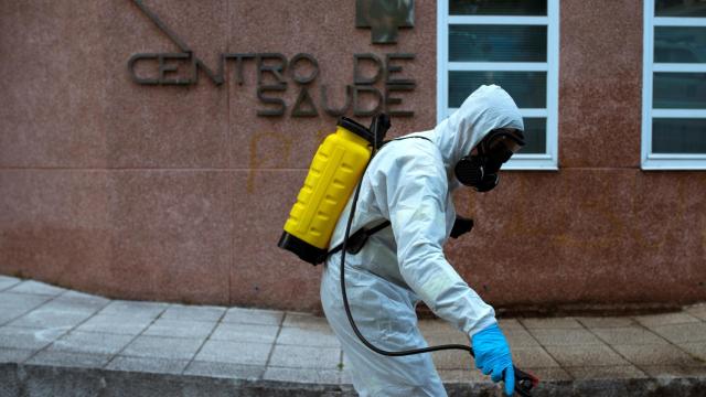 Un voluntario contra incendios forestales desinfecta un centro de salud de Ourense