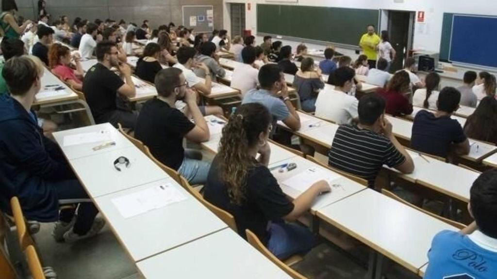 Un grupo de estudiantes esperando para realizar su selectividad.