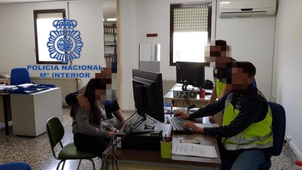 Lydia, la menor de 14 años hallada por la Policía Nacional, en la comisaría.