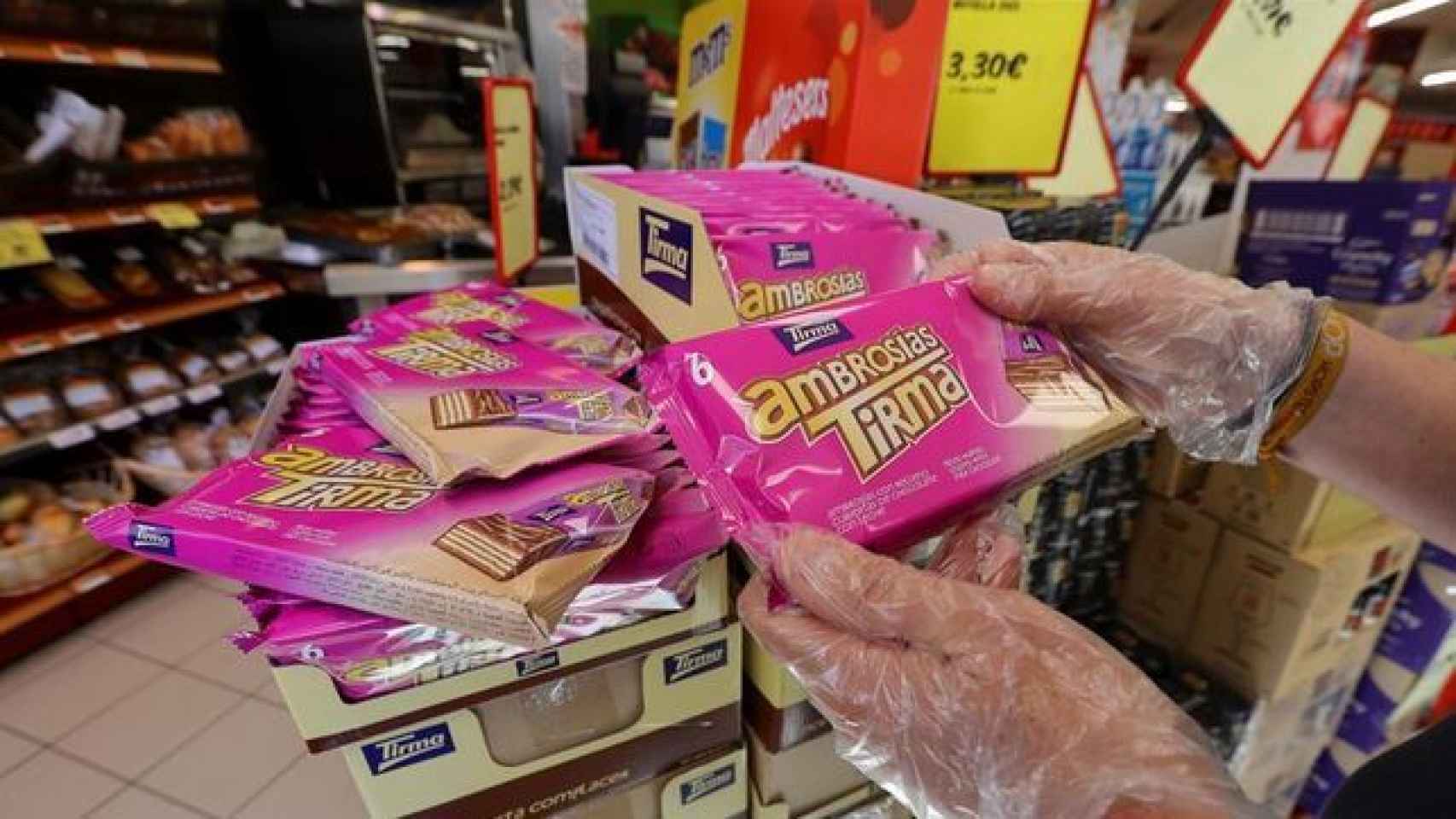 Un consumidor coge un paquete de Ambrosías Tirma en un supermercado.