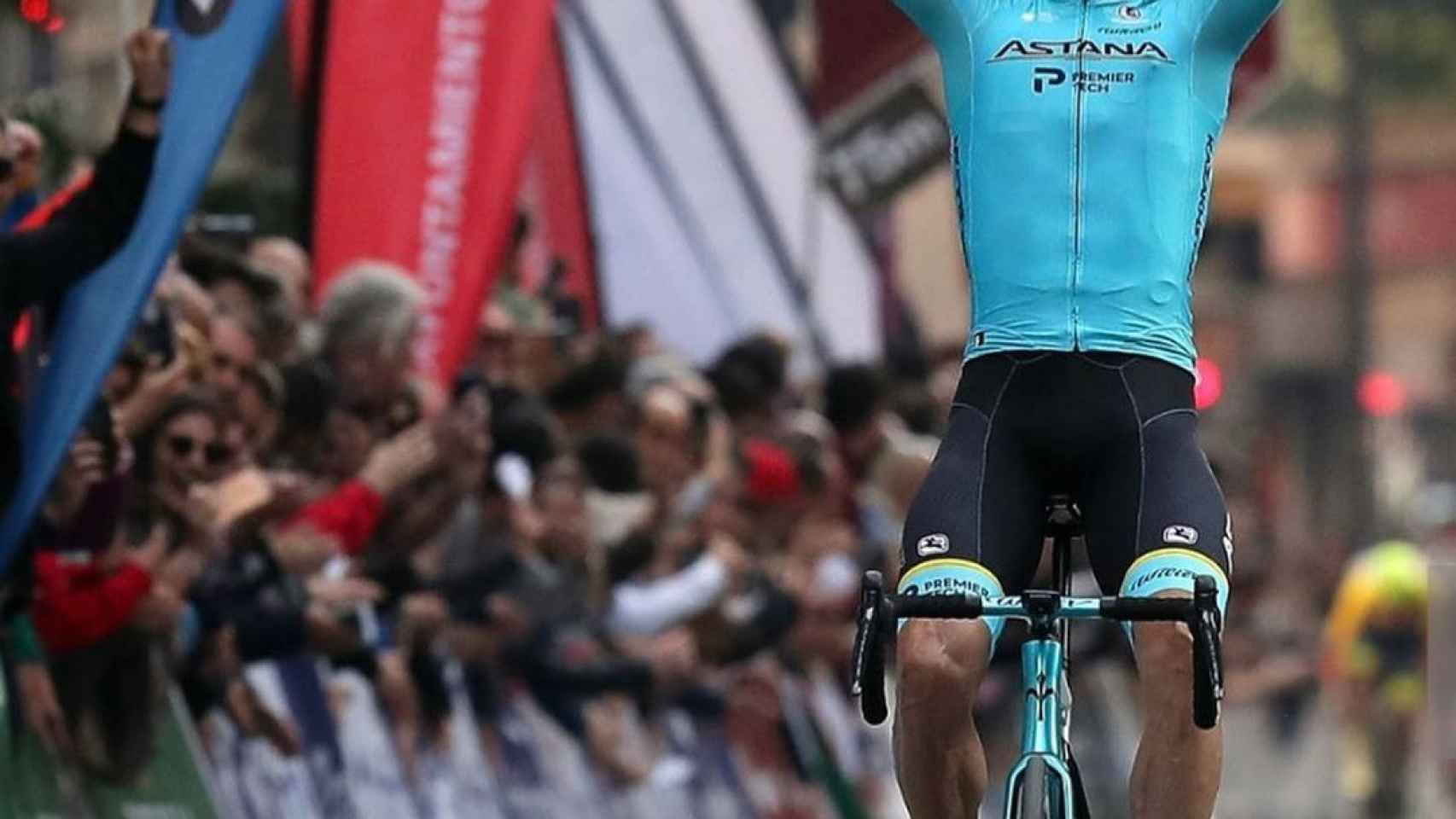 Luis León Sánchez levanta los brazos celebrando su victoria en una etapa de la Vuelta a Murcia esta temporada