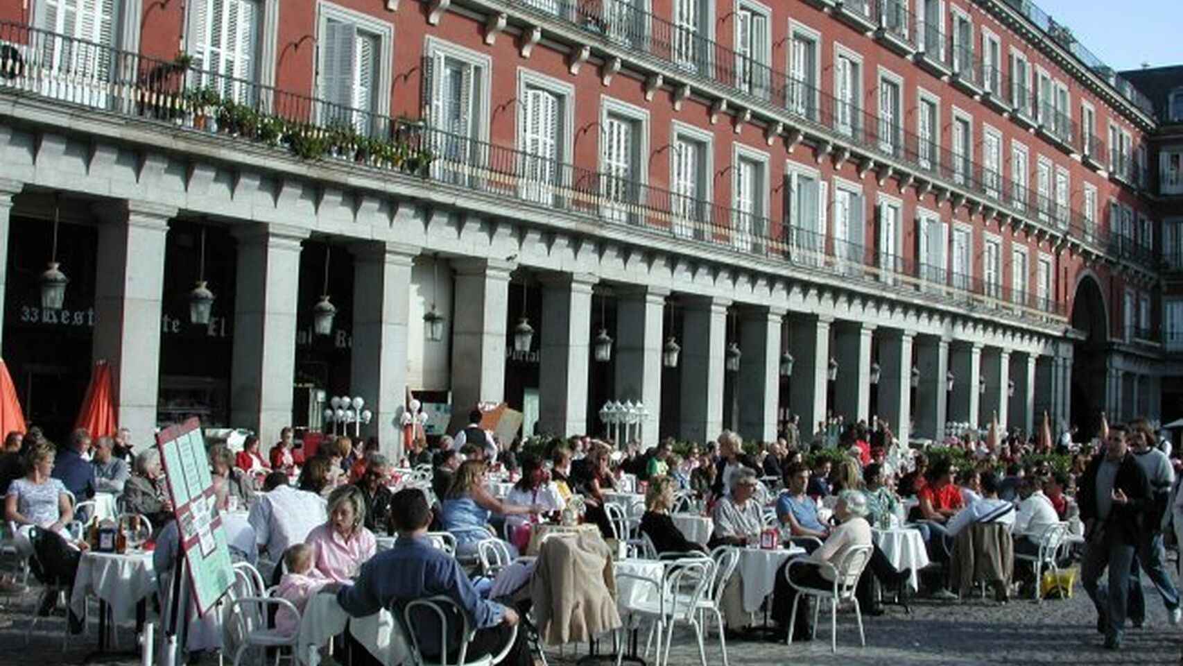 Turistas y madrileños en una terraza de la Plaza Mayor antes de la crisis sanitaria.