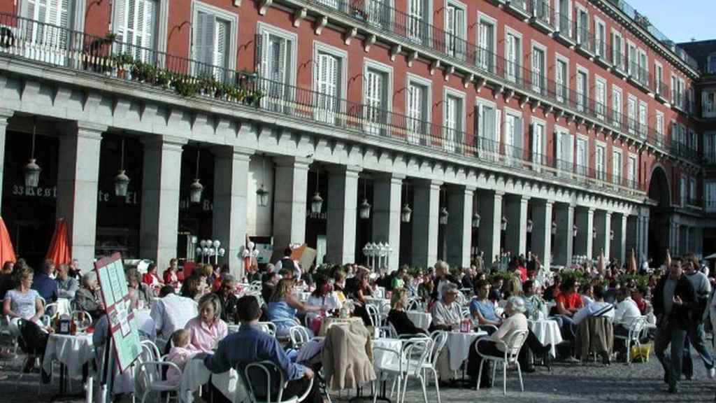 Turistas y madrileños en una terraza de la Plaza Mayor.