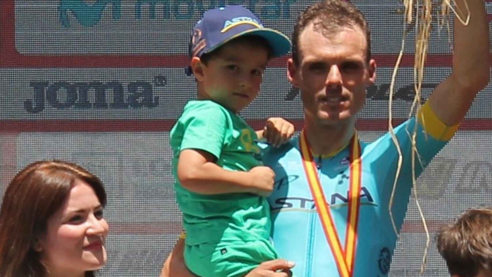 Luis León Sánchez con su hijo tras conseguir la plata en los Campeonatos de España de 2019