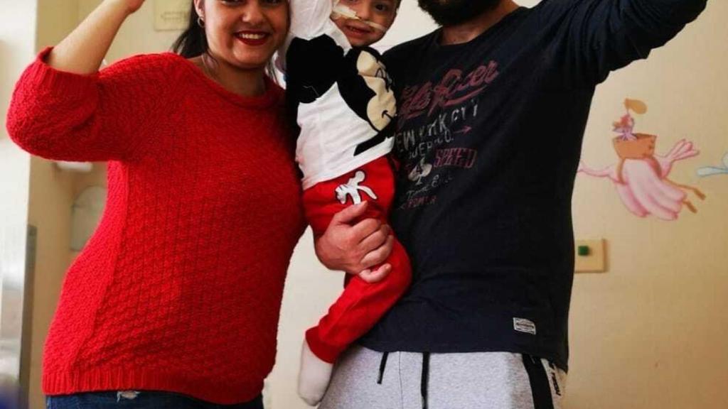 Victor y Amparo celebran con su hijo el éxito de su operación.