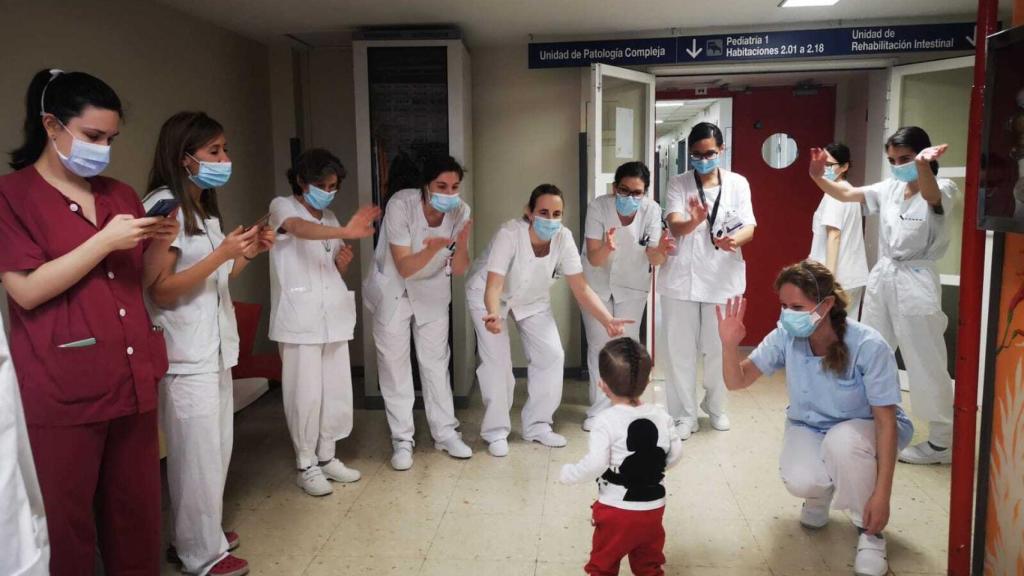 Varios sanitarios aplauden a Victor tras recibir el alta hospitalaria.