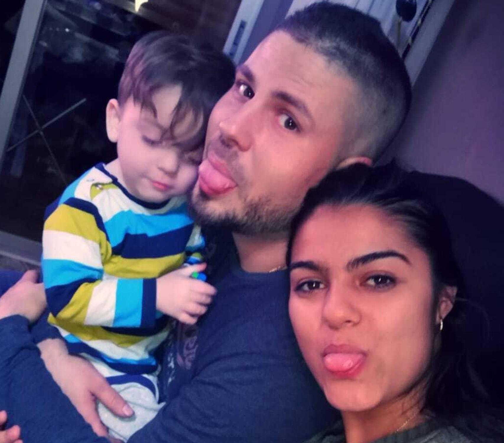 Victor, junto a sus dos padres.