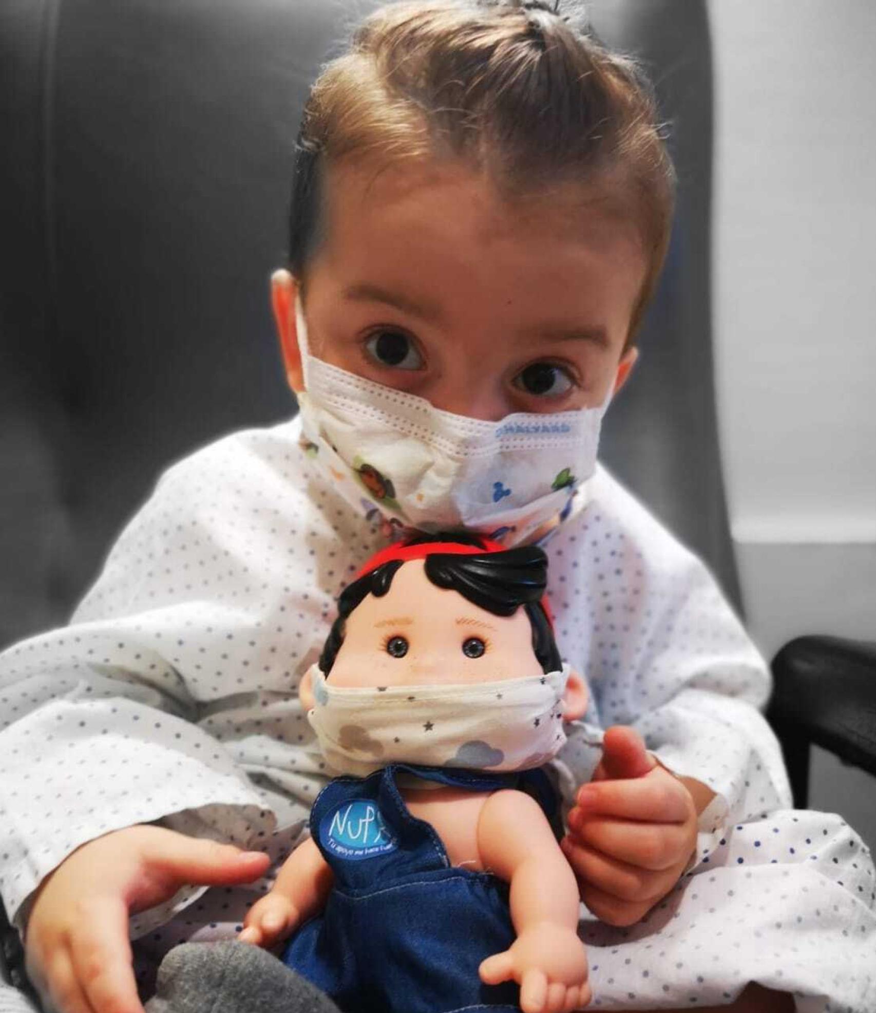 El pequeño Victor con un muñeco, en el hospital.
