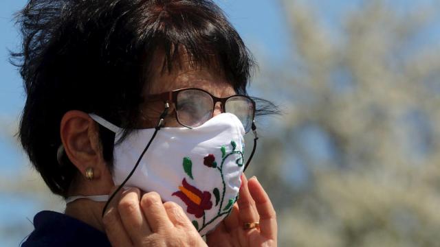 Una mujer se prueba una mascarilla hecha a mano en Hungría. EFE/EPA/Janos Vajda