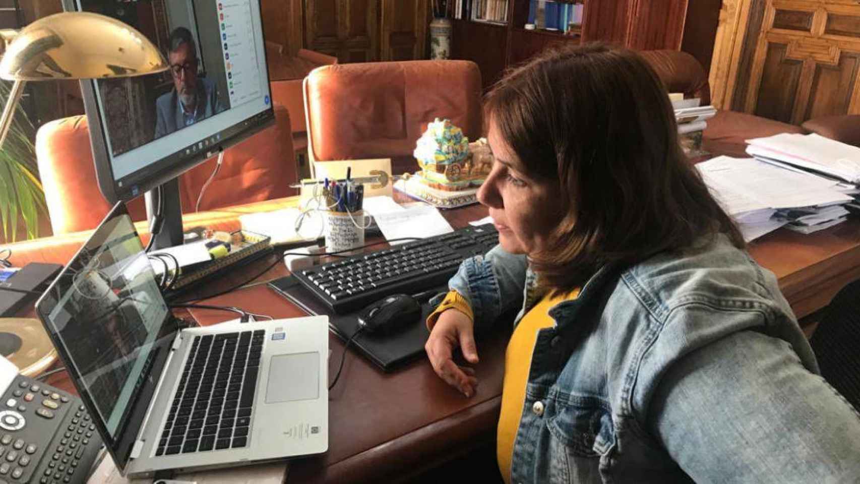 La alcaldesa de Talavera, Tita García, este viernes en su despacho