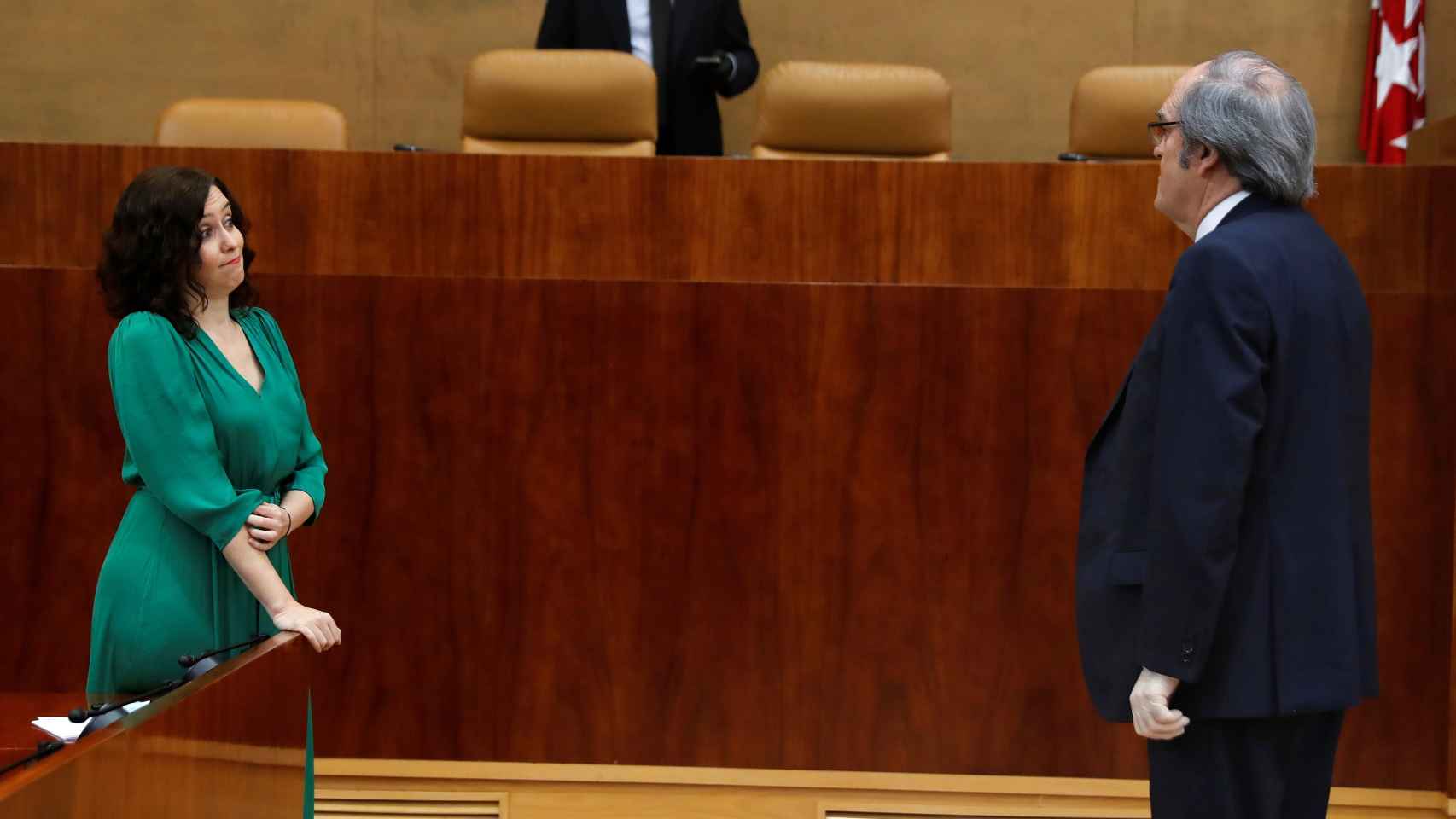 Isabel Díaz Ayuso y Ángel Gabilondo conversan antes del pleno en la Asamblea de Madrid.