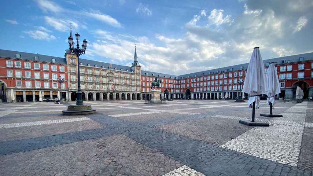 La Plaza Mayor de Madrid, vacía el primer día tras decretarse el estado de alarma.